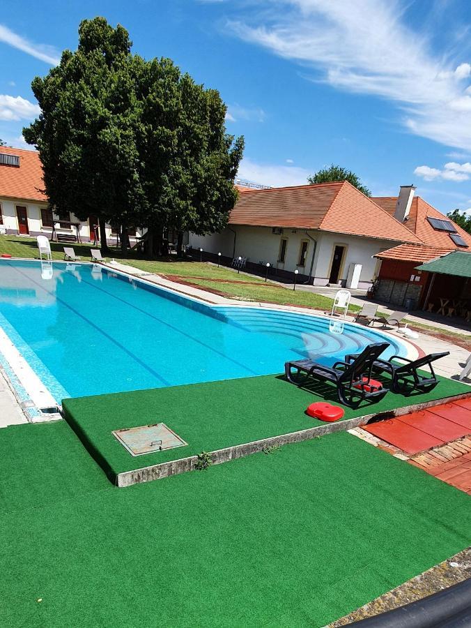 100 Eves Fogado Bed & Breakfast Szatymaz Екстериор снимка