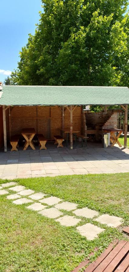 100 Eves Fogado Bed & Breakfast Szatymaz Екстериор снимка