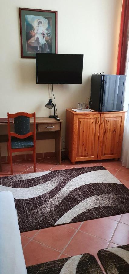 100 Eves Fogado Bed & Breakfast Szatymaz Екстериор снимка
