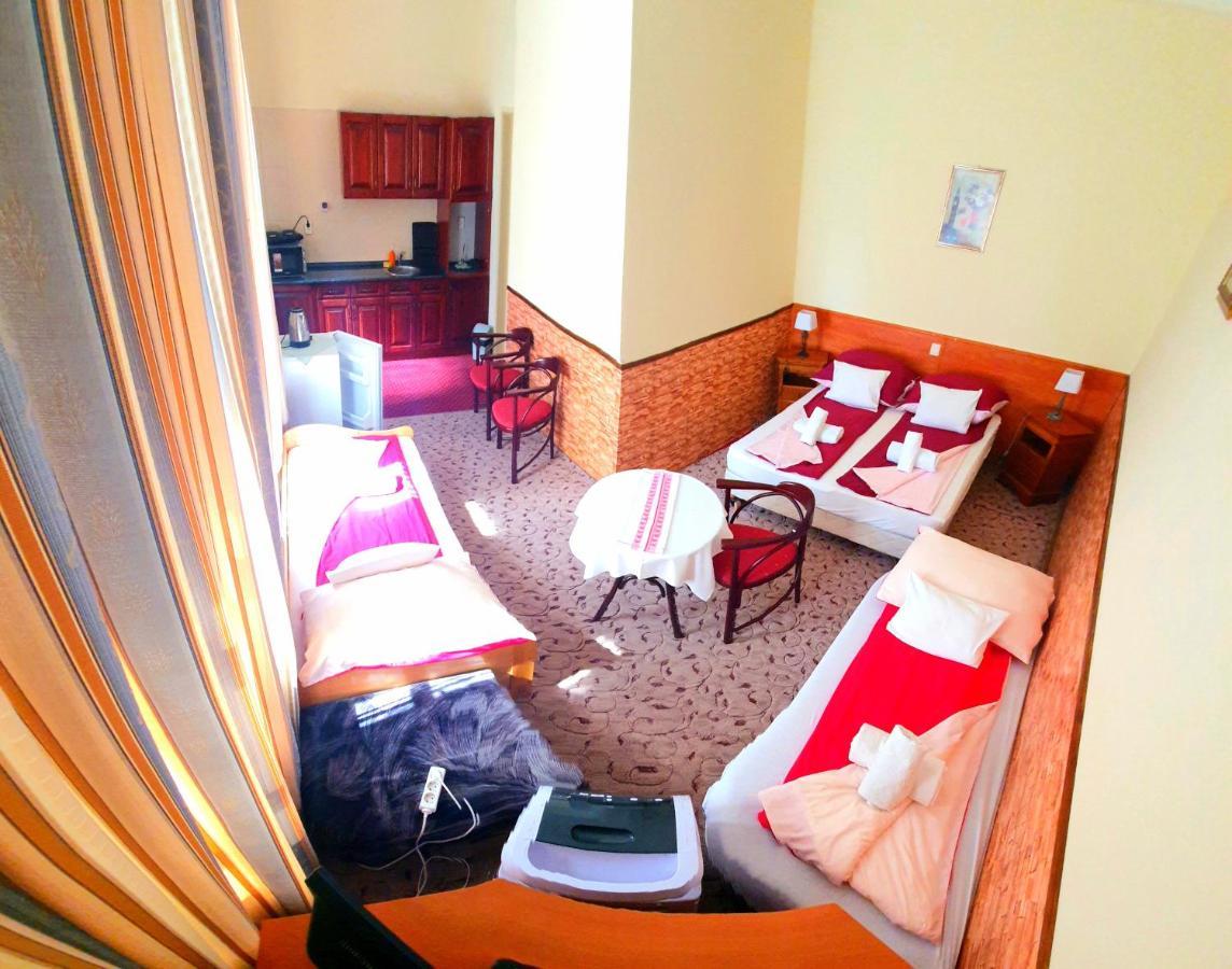 100 Eves Fogado Bed & Breakfast Szatymaz Екстериор снимка