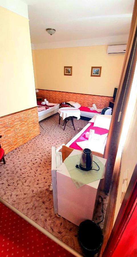 100 Eves Fogado Bed & Breakfast Szatymaz Екстериор снимка