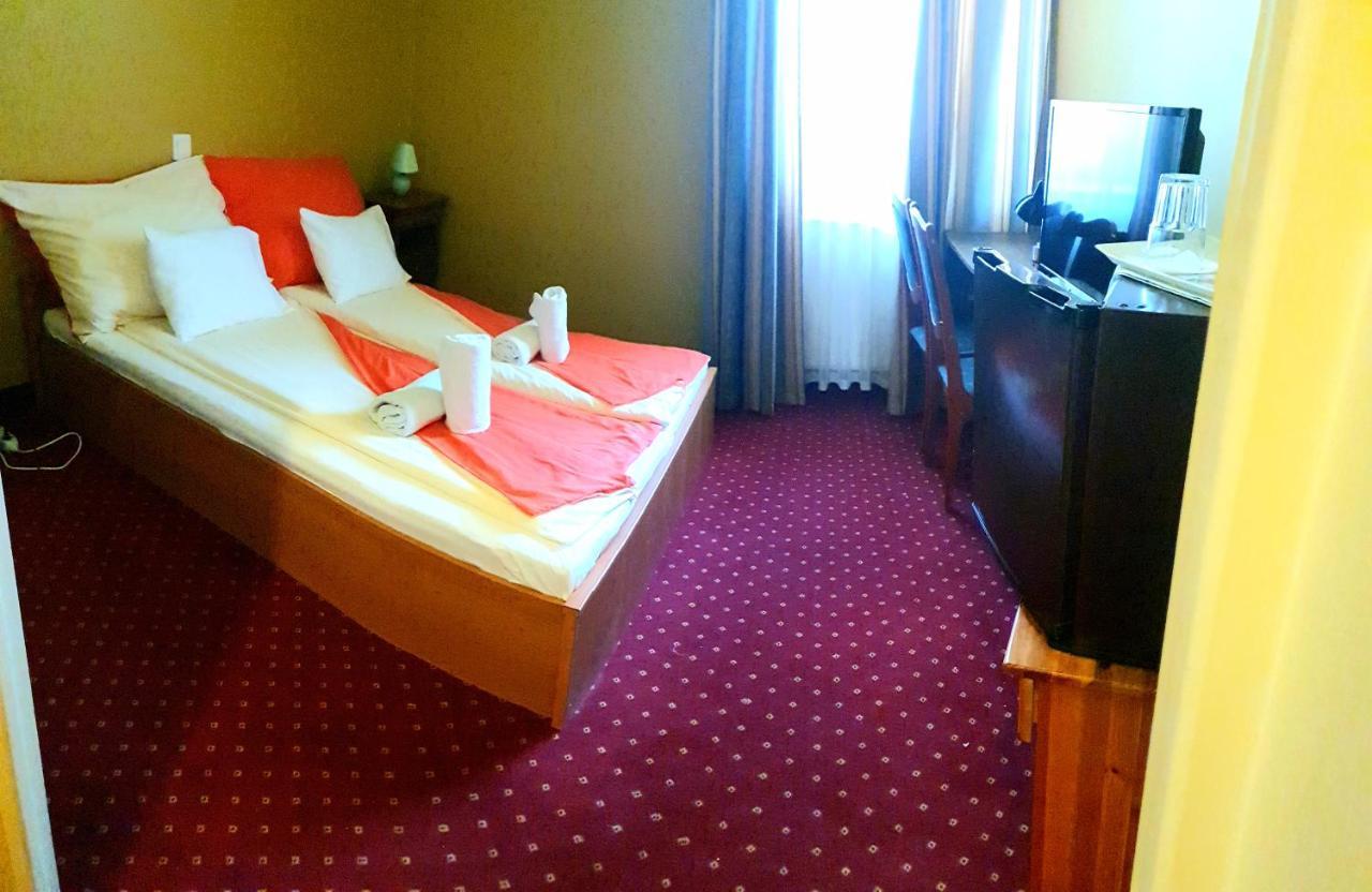 100 Eves Fogado Bed & Breakfast Szatymaz Екстериор снимка