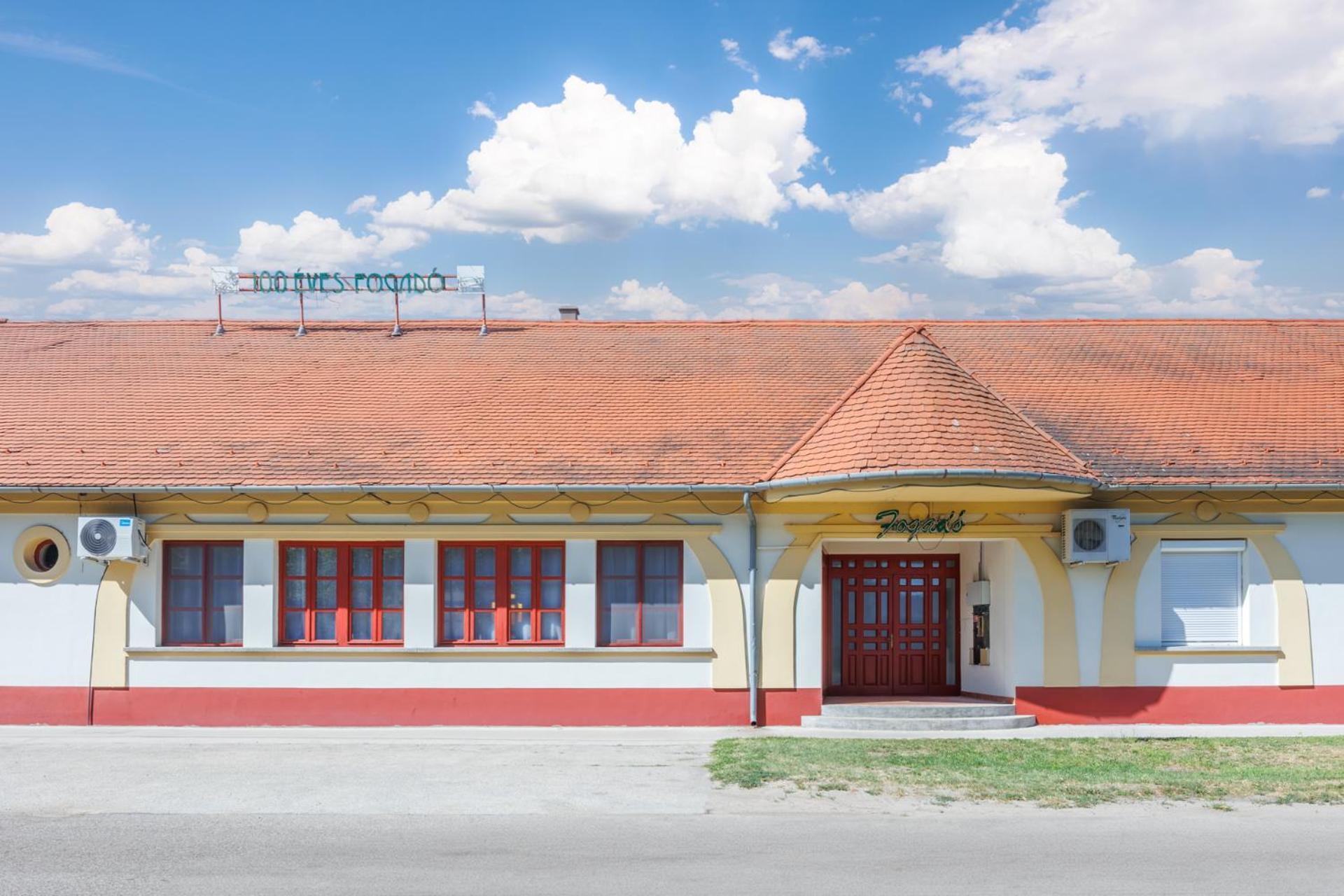 100 Eves Fogado Bed & Breakfast Szatymaz Екстериор снимка