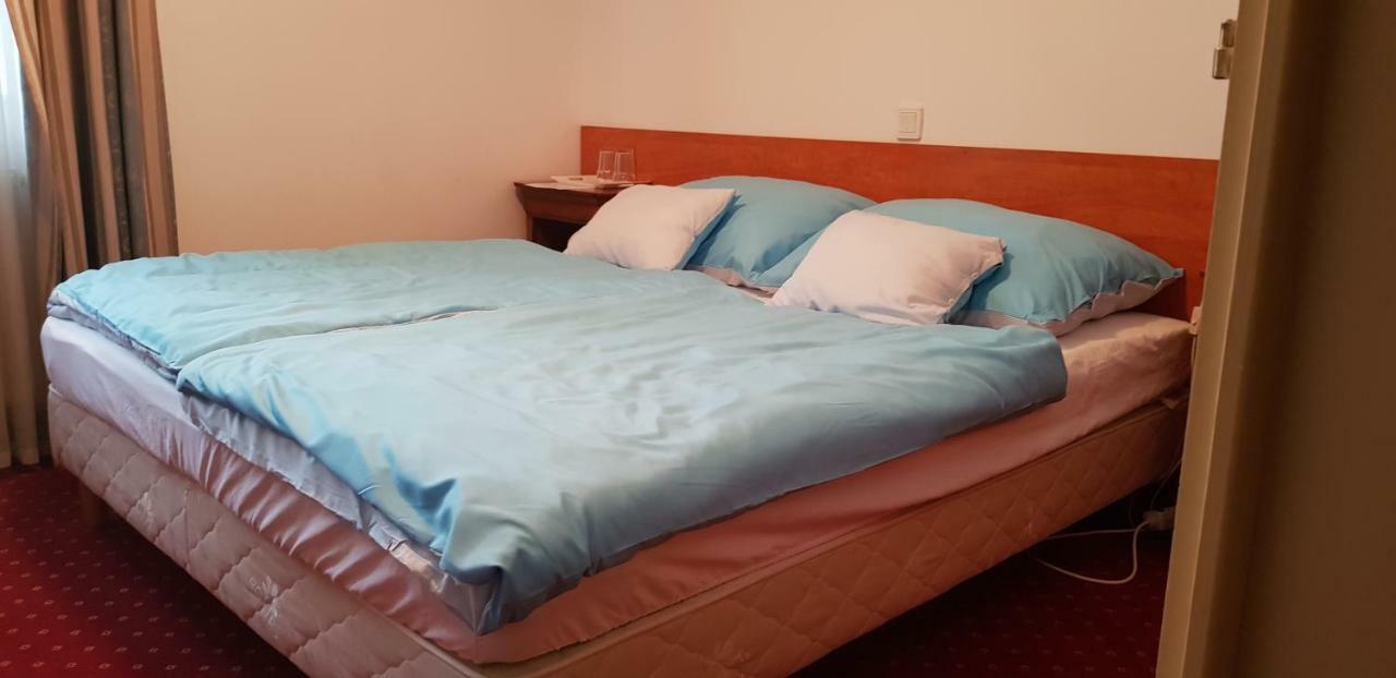 100 Eves Fogado Bed & Breakfast Szatymaz Екстериор снимка