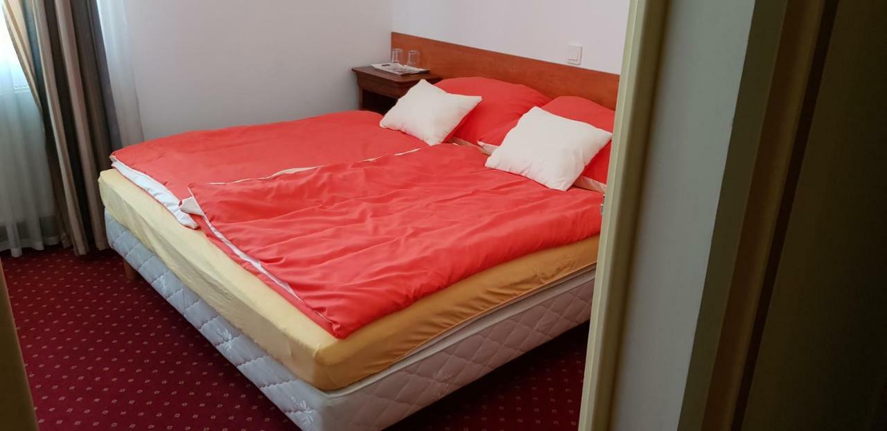 100 Eves Fogado Bed & Breakfast Szatymaz Екстериор снимка