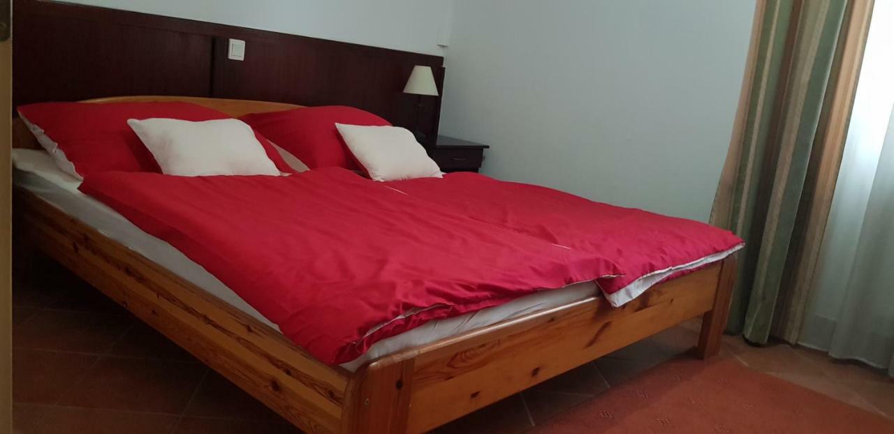 100 Eves Fogado Bed & Breakfast Szatymaz Екстериор снимка