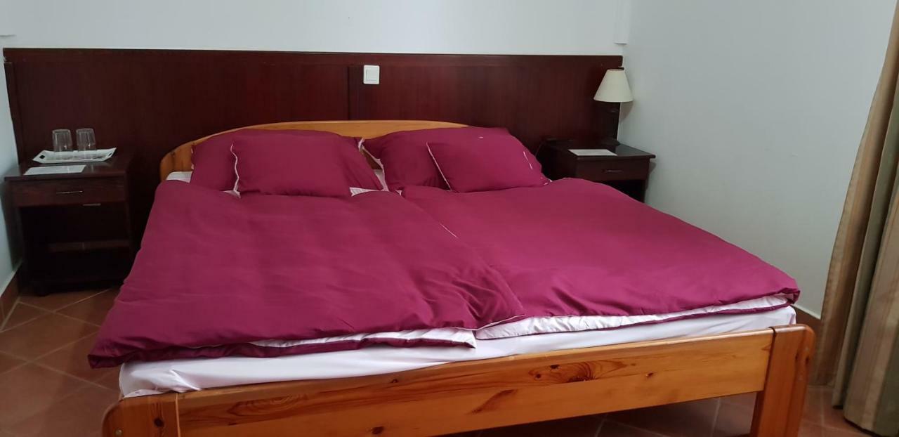 100 Eves Fogado Bed & Breakfast Szatymaz Екстериор снимка